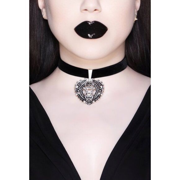 Killstar ✦ Deadheart Velvet Choker ✦ Gothic Heart Charm Statement Necklace Black - Picture 1 of 4